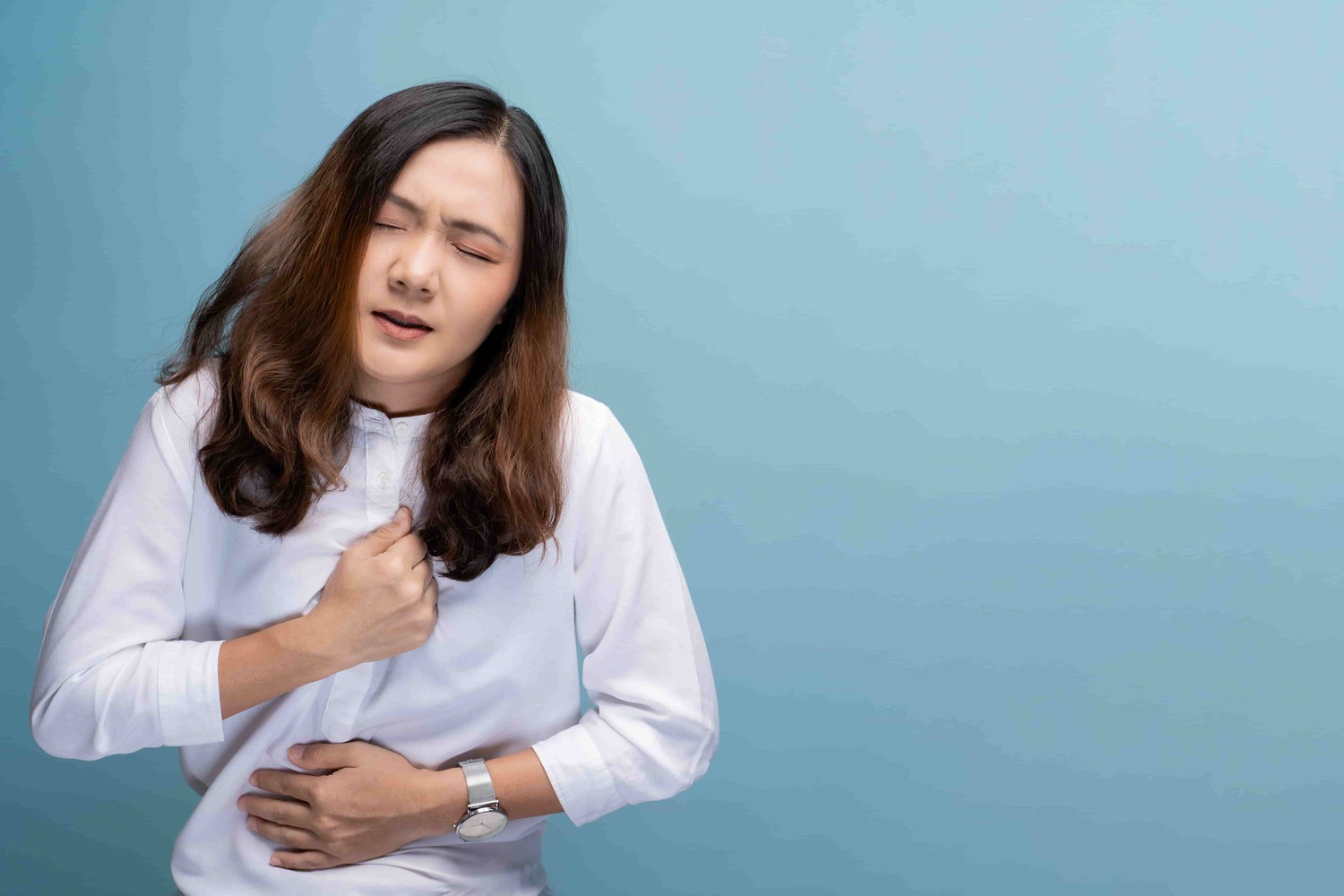 Femme souffrant de remontées acides et de brûlures d'estomac