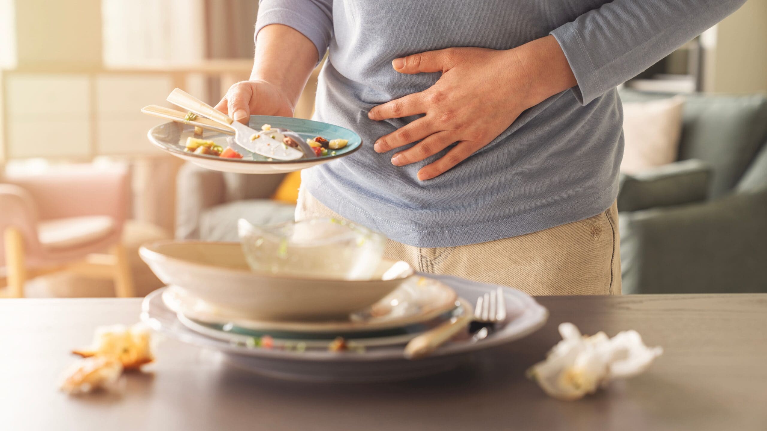 Personne souffrant de douleurs abdominales après un repas