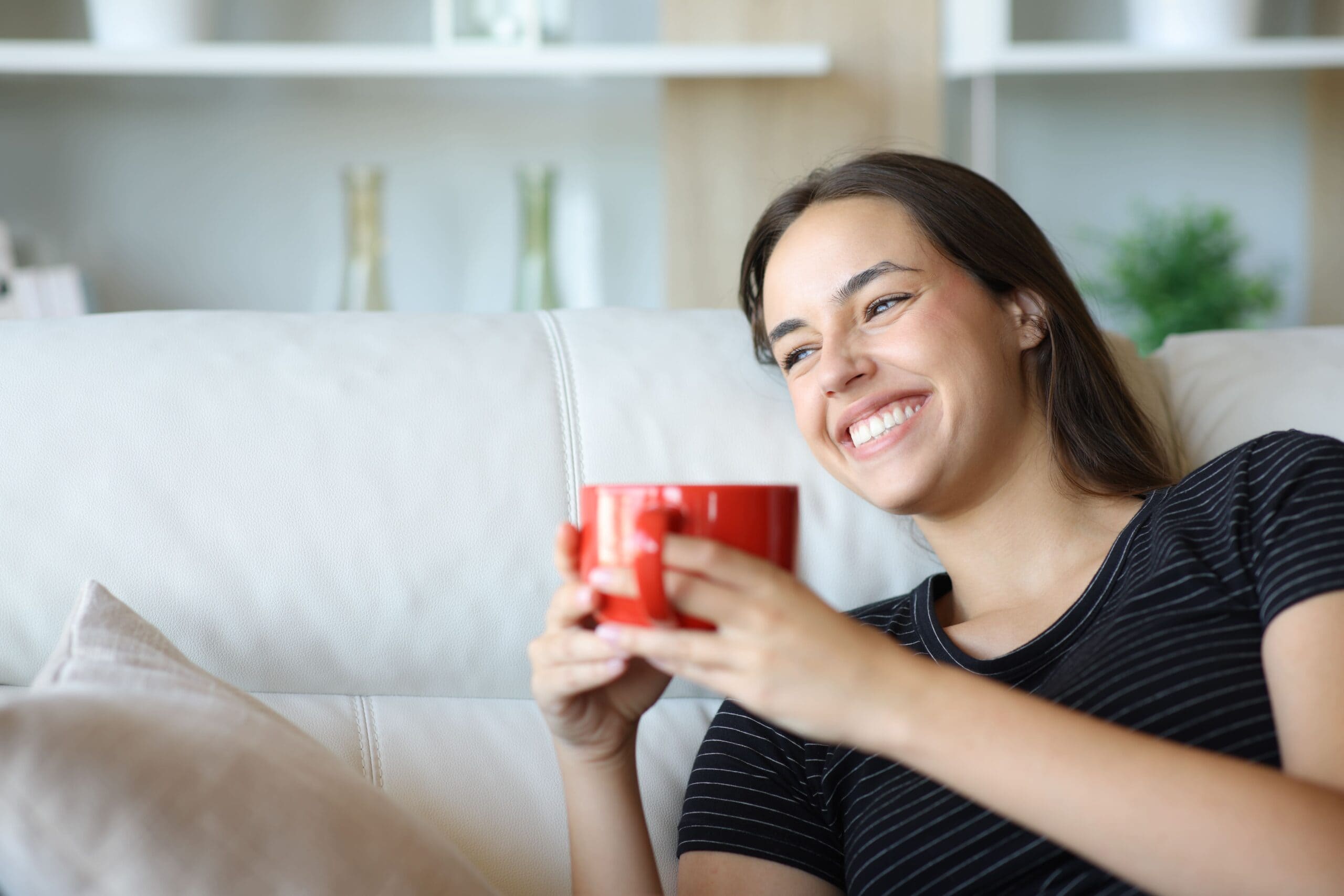 Femme radieuse car sans douleur de RGO