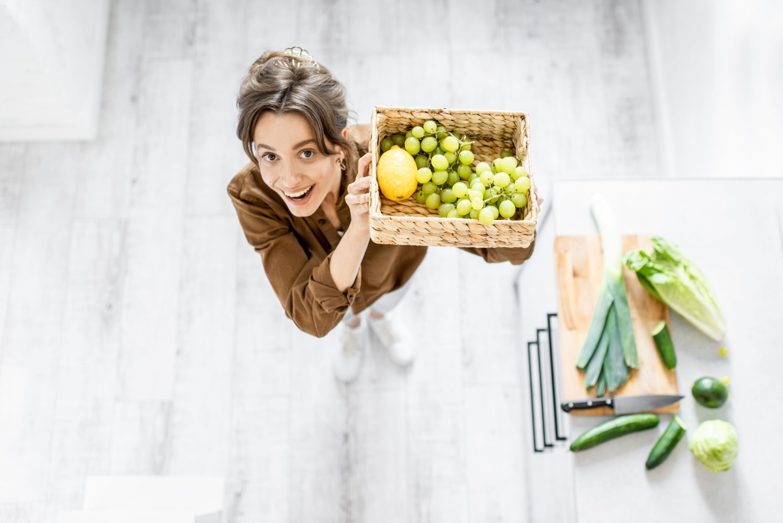 Femme portant des aliments qui limitent les RGO