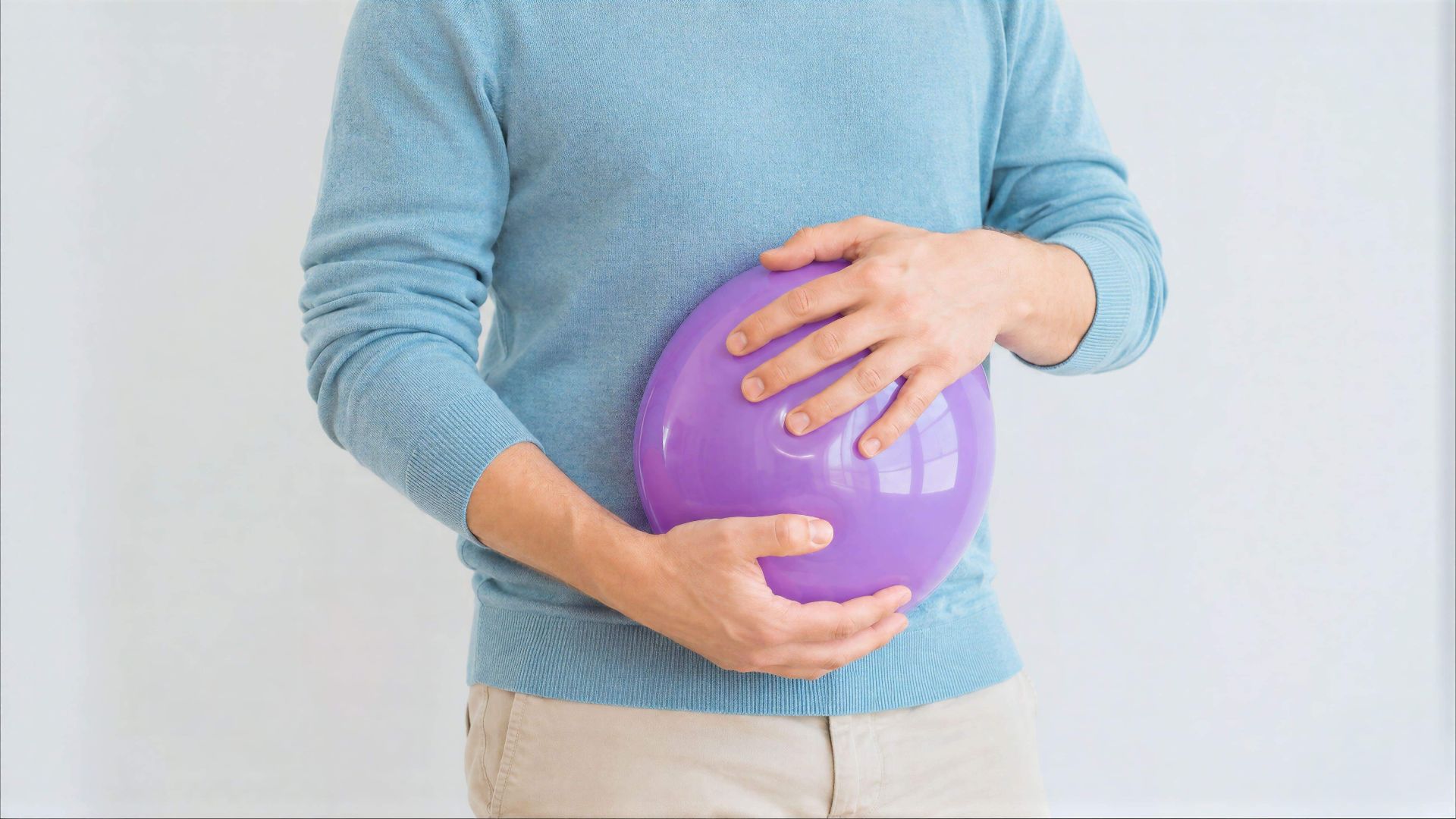 personne tenant un ballon violet représentant les ballonnements intestinaux